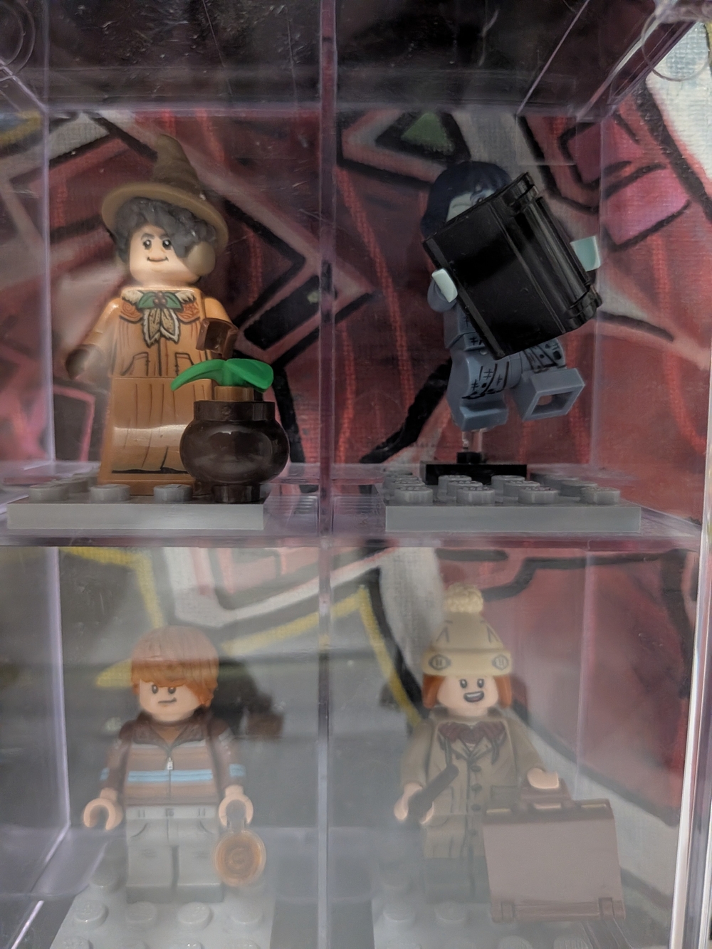 2020 LEGO Harry Potter Minifigures (Series 2) with Display Case - Picture 4 of 10